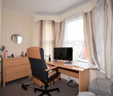 6 bedroom detached house to rent - Photo 2