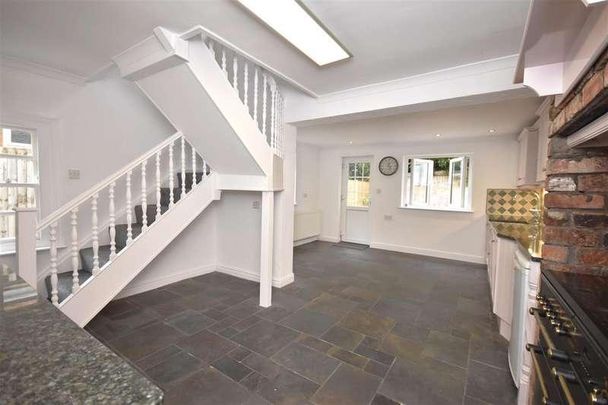 School Lane, Parkgate, CH64 - Photo 1