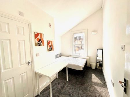 5 Bed Student Accommodation - Photo 2