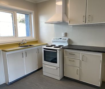 Quite & Cosy 2 Bedroom Home in Silverstream - Rent Negotiable - Photo 2