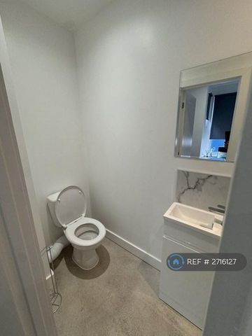 1 bedroom in a house share to rent - Photo 5