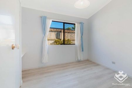 Spacious Home with Pool & 3 Air Conditioners Within Sunnybank Hills State School Catchment - Photo 2