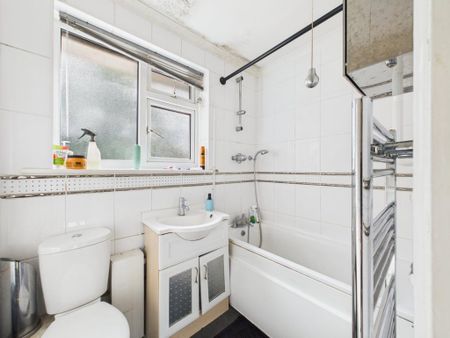 4 bedroom semi-detached house to rent - Photo 4