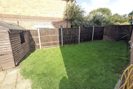 3 bedroom end of terrace house to rent - Photo 5