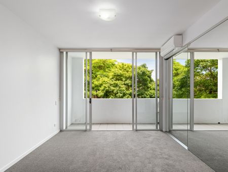 Exceptional two-bedroom apartment with prestigious address - Photo 5