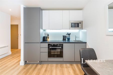 studio to rent Wood Street, East Grinstead, West Sussex, RH19 - Photo 4