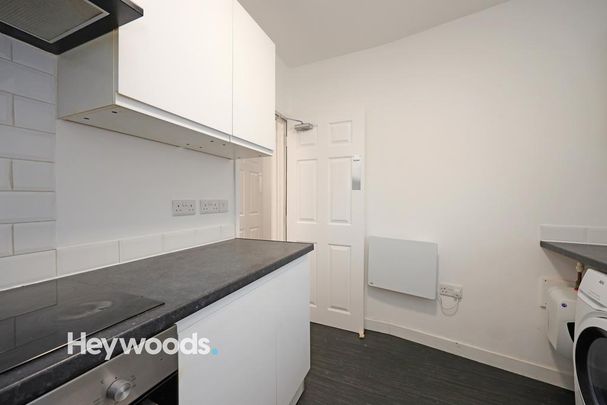 4 bedroom house of multiple occupation to rent - Photo 1