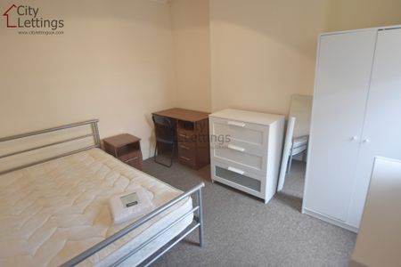 4 Bedroom Mid Terraced House - Photo 3