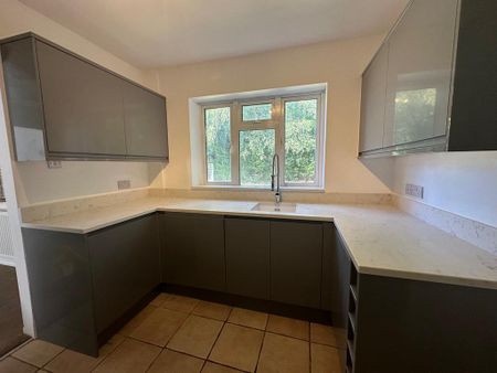 4 bedroom detached house to rent - Photo 4
