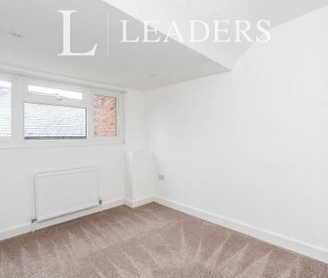 3 bedroom flat to rent - Photo 4
