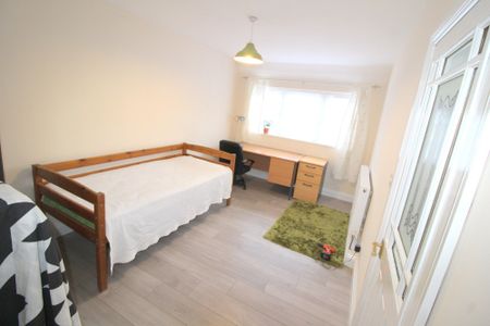 Long Lane, Ickenham, Uxbridge, UB10 8SX - Photo 4
