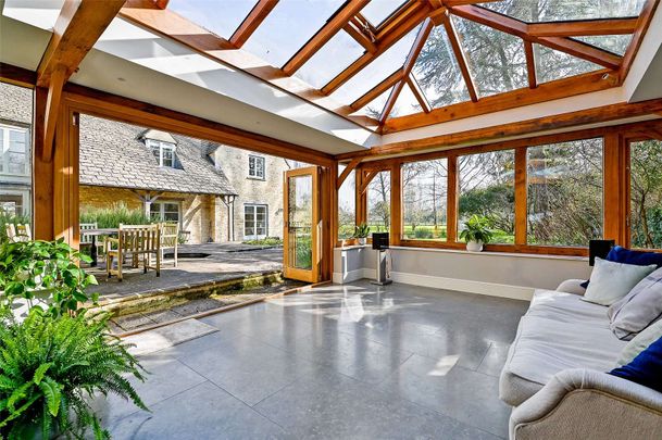 An impressive family home with tennis court in lovely edge of village setting - Photo 1