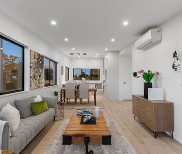 Elegant Beachside Residence in Manly - Photo 2