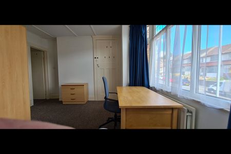 Room in a Shared House, Roedale Road, BN1 - Photo 4