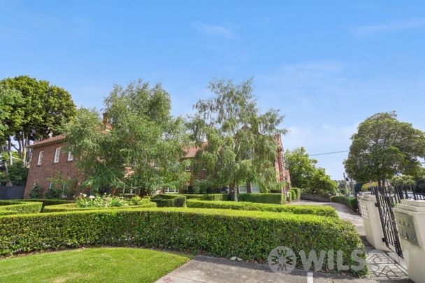 Charming 1-Bedroom Apartment in Prime St Kilda East Location - Ideal Rental Opportunity! - Photo 1