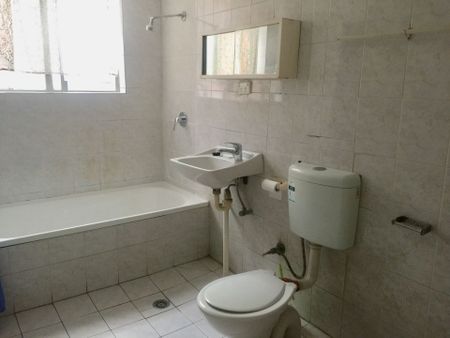 Spacious 3-Bedroom Unit - Prime Cabramatta Location - Photo 4