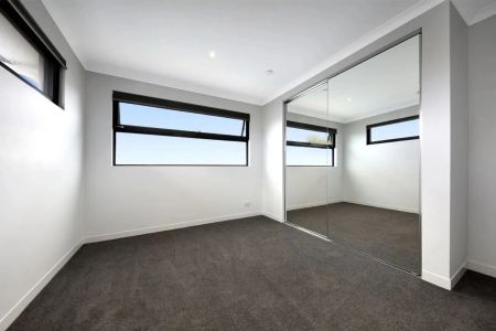Luxury Family Living in the Heart of Bentleigh East - Photo 3