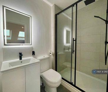 1 bedroom in a house share to rent - Photo 3