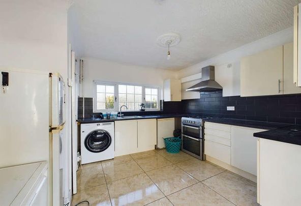 B North Parade, Chessington, Surrey, KT9 - Photo 1