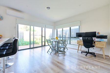 THREE BEDROOM TOWNHOUSE - Photo 2