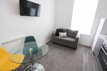 2 bedroom flat to rent - Photo 2