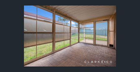 GREAT LOCATION FAMILY HOME! - Photo 4