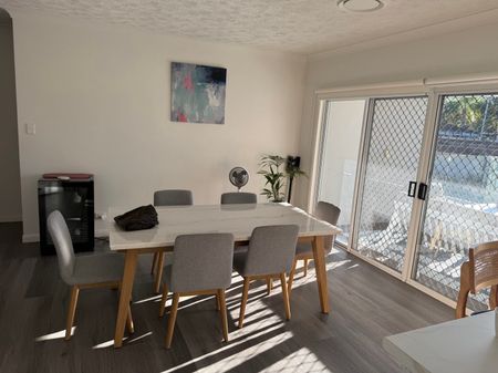 Furnished room in a lovely family home in Carrara - Photo 3
