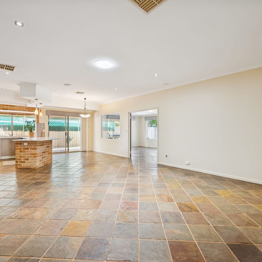 MASSIVE FAMILY HOME THAT TICKS ALL BOXES!! - Photo 1