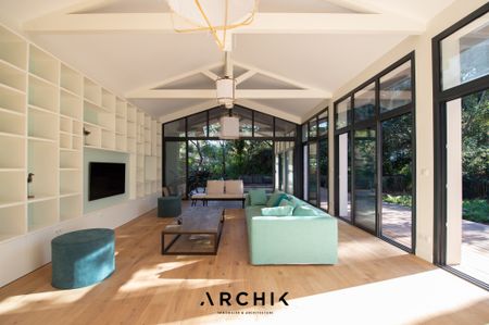 Architecture contemporaine d'inspiration Gaume, cette maison de 250 m2 se tient sur un beau terrain de 1180 m2 à proximité immédiate des plages du Pyla. - Photo 2