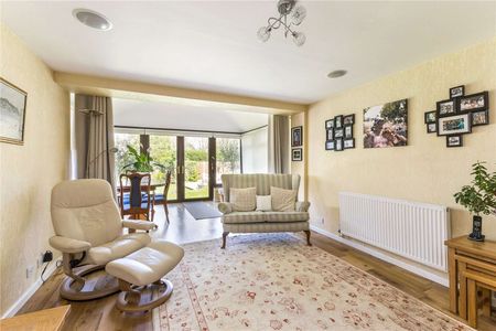 An impressive family residence in the prestigious village of Bray, boasting private mooring and direct access to the River Thames. - Photo 3