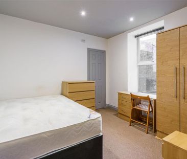 3 bedroom flat to rent - Photo 4