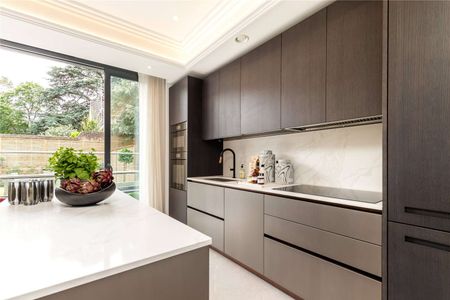 A superb four bedroom family house with a private garden and garage. - Photo 3