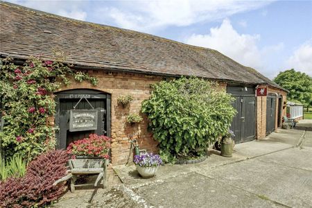 A beautiful Grade II listed farmhouse enjoying established gardens and generous outbuildings. - Photo 4