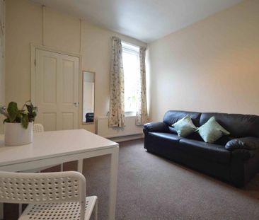 3 bedroom flat to rent - Photo 6