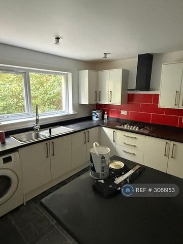 4 bedroom end of terrace house to rent - Photo 3