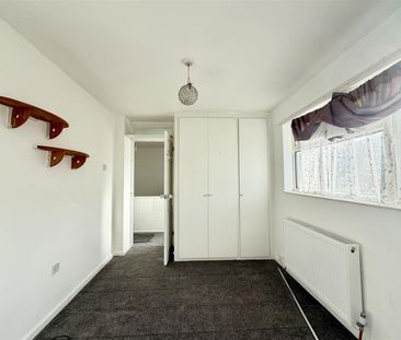 3 Bedroom House - Mid Terrace To Let - Photo 5