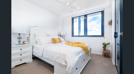 Stylish one bedroom unit plus a multi purpose room and secure car parking - Photo 3