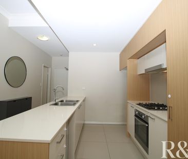 Stylish Apartment with Ultimate Convenience - Photo 5