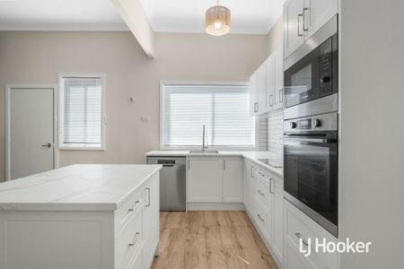 Stunning Home - Freshly Painted! - Photo 2