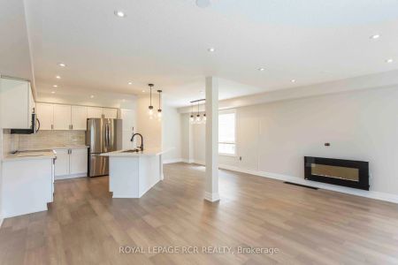 Condo Townhouse For Lease | N9256468 - Photo 2