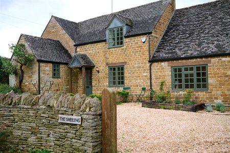 Handsome newly renovated home in the village of Oddington. - Photo 5