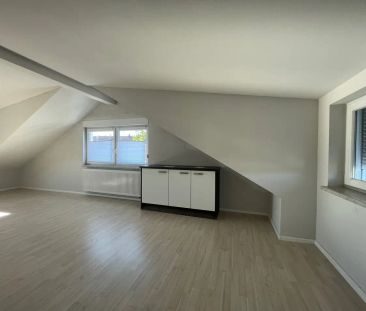 Sanierte 3-Zimmer-Dachgeschosswohnung mit Gartennutzung und Garage ... - Photo 1