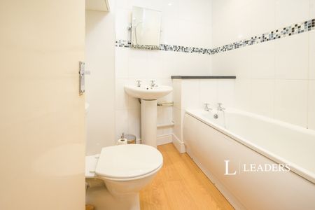 3 bedroom apartment to rent Waverley Road, Southsea, PO5 - Photo 4