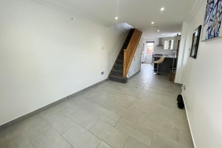 2A Mayfield Close, Addlestone, Surrey, KT15 - Photo 2