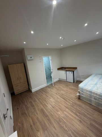 1 bedroom in a house share to rent - Photo 2