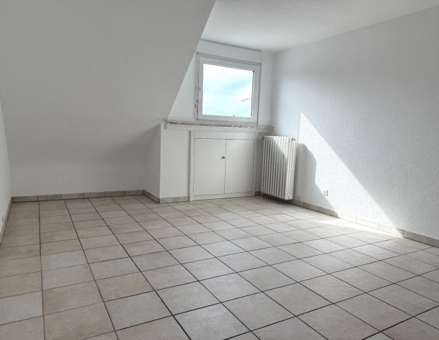 Ihr neues Zuhause zum Wohlfühlen - großzügige Dachgeschosswohnung im Zweifamilienhaus! - Photo 1