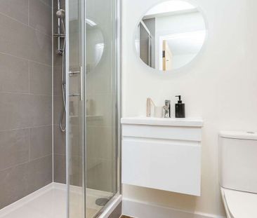 Beautifully refurbished, this impressive five-bedroom detached fami... - Photo 3
