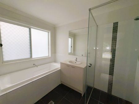 BREAK LEASE - Modern 4-Bedroom Home in Sought-After Gainsborough Greens Estate - Photo 5