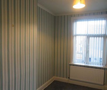 3 bedroom end of terrace house to rent - Photo 3