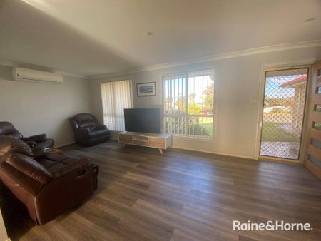 FAMILY HOME WITH SPACIOUS YARD - Photo 3